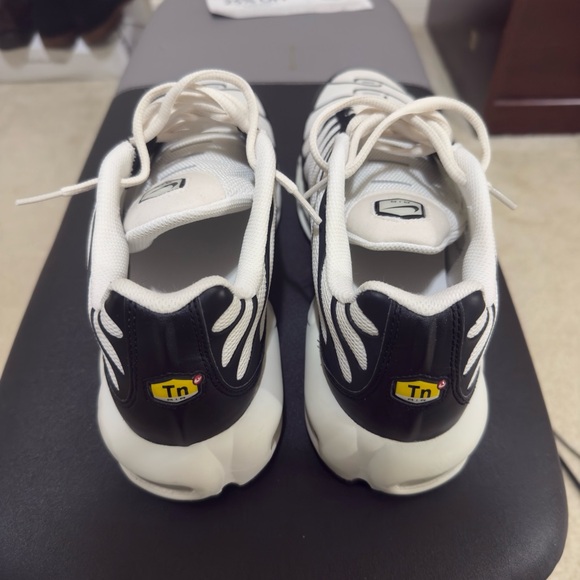 NWOT NIKE AIR MAX PLUS ESS ZEBRA PANDA MENS SIZE 10 - 50% OFF - Picture 3 of 4
